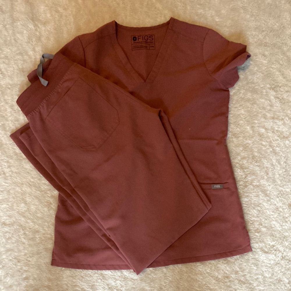 Figs dusty pink scrub set